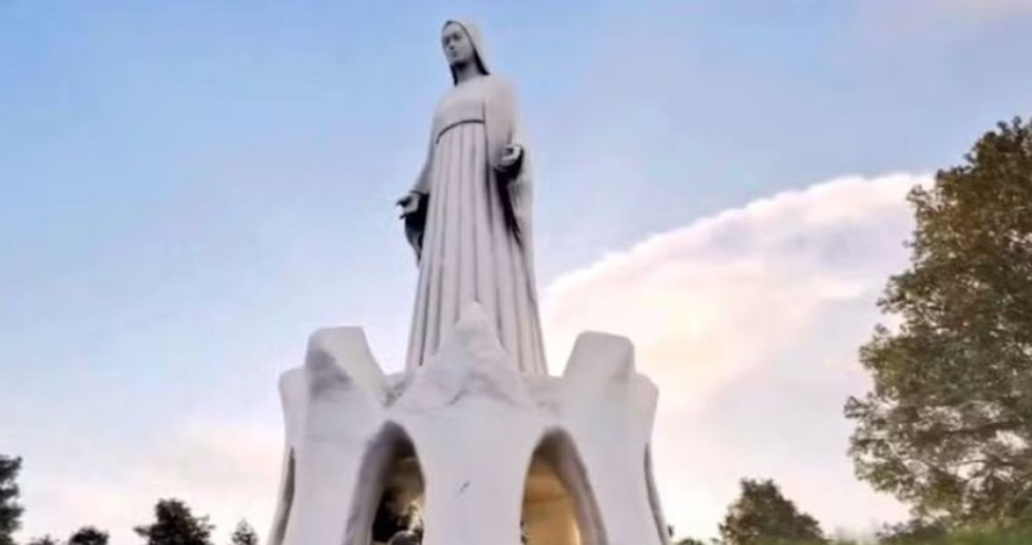 maior estátua de Nossa Senhora na Europa, com 55 metros de altura.